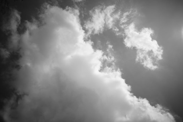 Carl Zeiss G Biogon 28mm f2.8 作例 モノクロ白黒 青空と白い雲