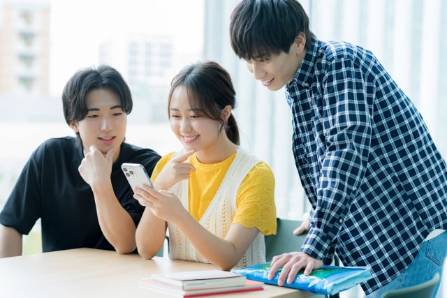 スマホを見る若い男女