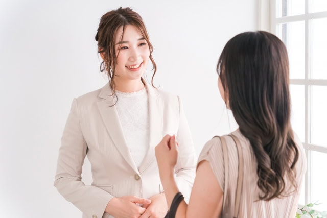 サービス業で働く女性