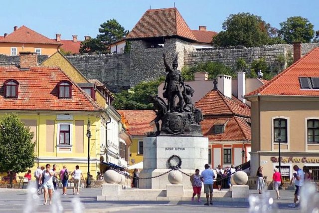 Dobó István tér Eger belvárosában, a központi szoborcsoporttal és környező történelmi épületekkel