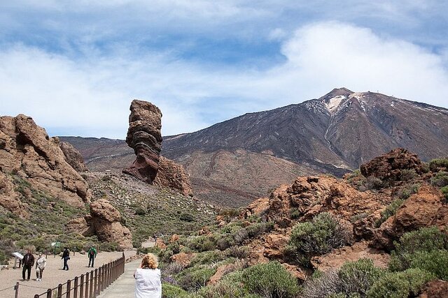 Túrázók a Teide Nemzeti Parkban Tenerifén