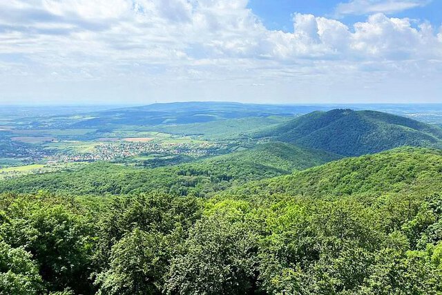 Panoráma látkép Hosszúhetény, a Zengő és Pécsvárad térségével a Mecsekben