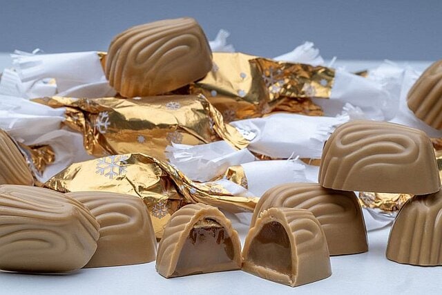 Az Év Szaloncukra 2025 verseny győztese - karamellizált fehércsokoládés, Lotus kekszes karamellás szaloncukor.