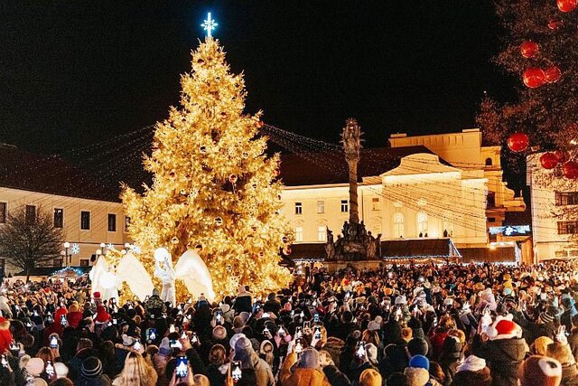Középkori adventi vásár a nagyszombati Szent Miklós téren karácsonyi hangulatban