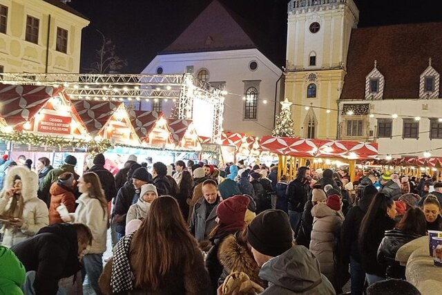 A pozsonyi karácsonyi vásár ünnepi díszkivilágítással 2025-ben, nyitáskor.