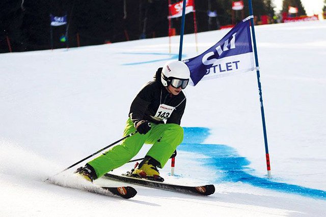 Gyermek síversenyző lesiklás közben a Honda Kupa gyermek síbajnokságon Donovalyban