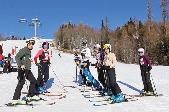 Tour’d a Havat társasági síverseny versenyzői Tátralomnicon