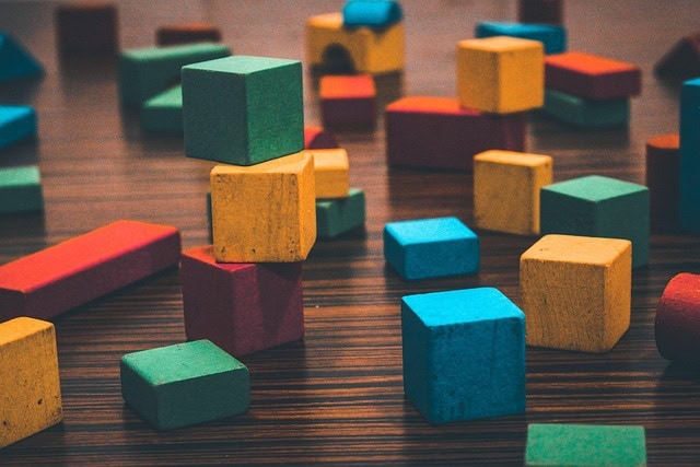 Psychologische Therapie: Interventionen und Methoden - Bausteine psychologischer Therapie - Baukastensystem mit bunten Bausteinen als Symbolbild für therapeutische Interventionen