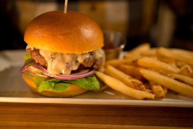 burger at Fraunces Tavern in New York City, via www.www.goodfoodstories.com