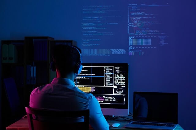 Operator B2B monitorizând fluxurile de vânzări și automatizarea marketingului în dashboard-ul Systeme.io.

