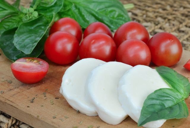 mozzarella di bufala fresca abbuffa sana e fresca