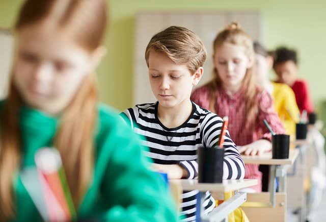 10 поучительных четверостиший про дисциплину в школе для детей