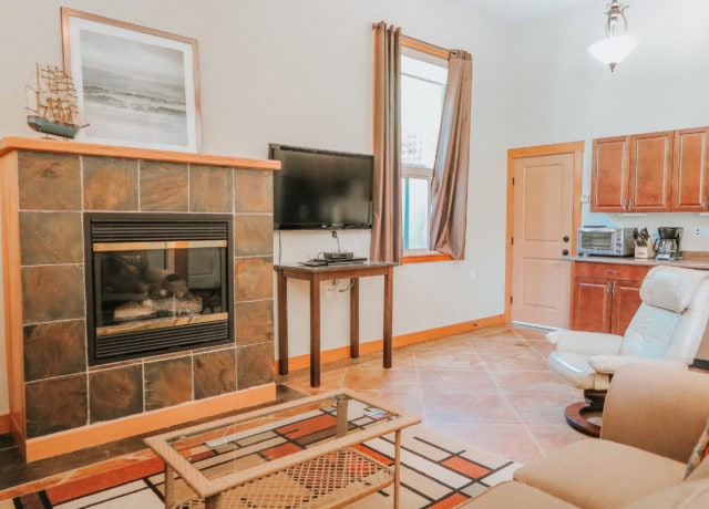 Tofino Vacation | Cobble Wood & Bird Sanctuary Guest houses | Heron Suite