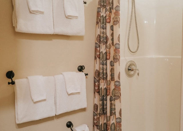 Tofino Vacation | Cobble Wood & Bird Sanctuary Guest houses | Heron Suite