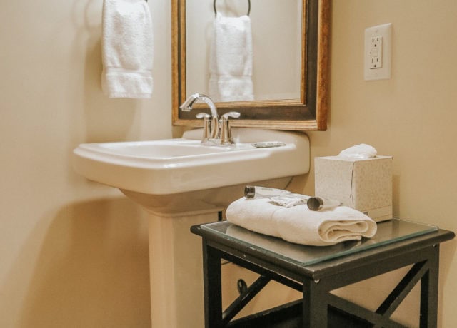 Tofino Vacation | Cobble Wood & Bird Sanctuary Guesthouses | Heron Suite