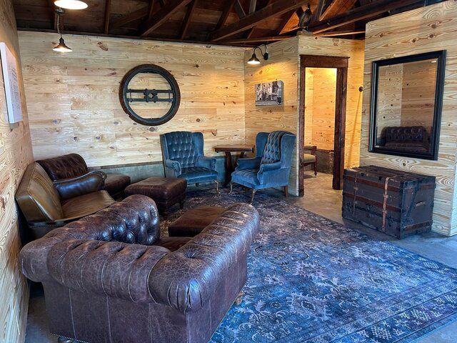 Groomsmans Lounge
