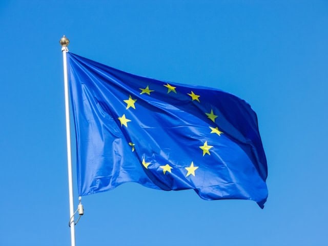 Bandiera UE a simboleggiare le sanzioni UE applicabili alle imprese