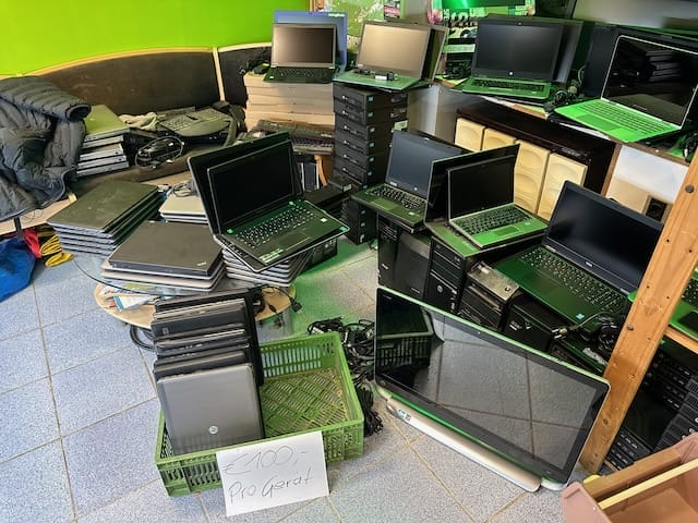 Laptop Angebot im Geschäft REpair
