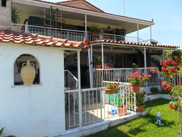 house with separate apartment at Dilesi