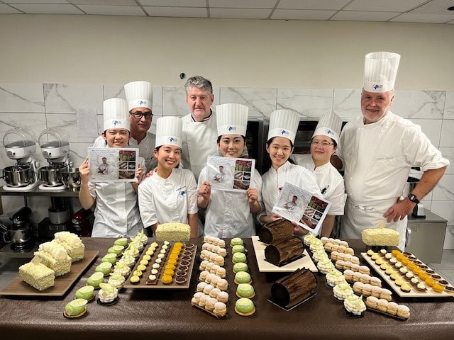 Konditor:innen-Team mit Zertifikaten und französischen Patisserie-Kreationen bei Linguaservice