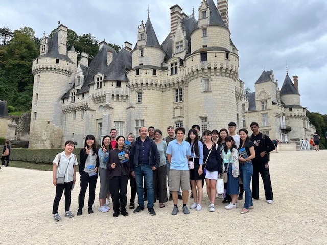 Gruppe von Sprachschüler:innen vor dem Schloss Ussé im Loiretal, Frankreich