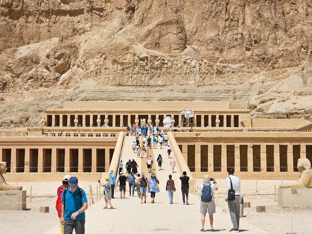 Tagesausflug nach Luxor ab Hurghada – beeindruckender Hatschepsut Tempel in Luxor mit einzigartiger Architektur und Geschichte 