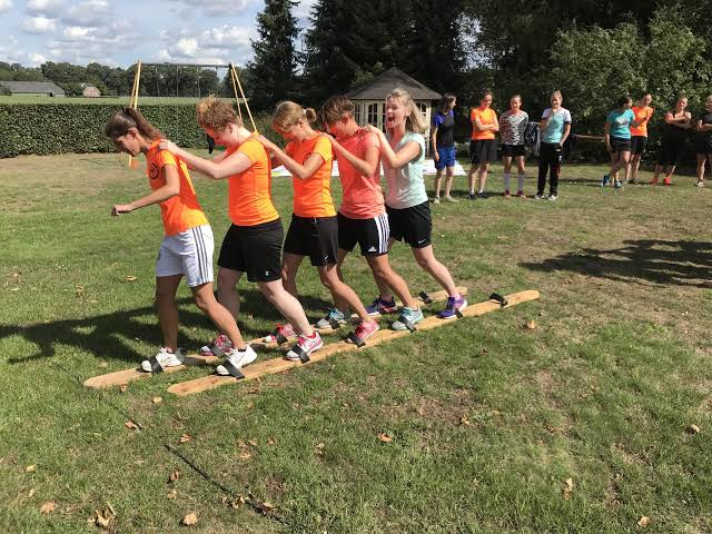Teamskiën op het gras