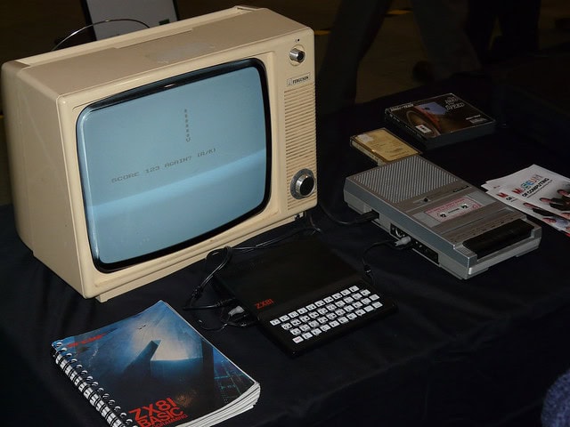 Ein Sinclair ZX81 mit normalem Kassettenrekorder als Datenspeicher