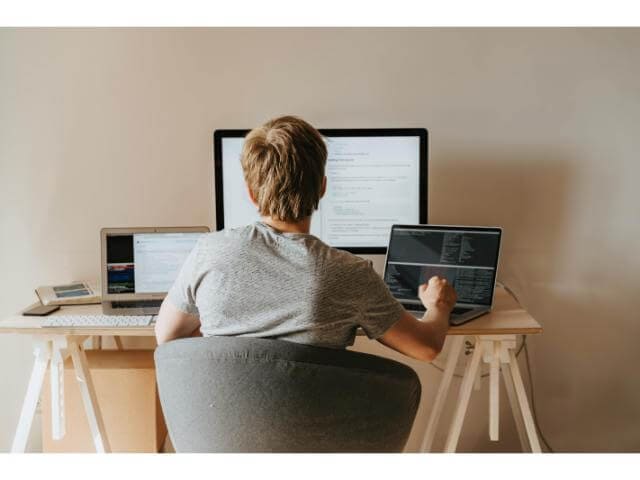 Utilizaor software-ul BZ Safeguard pe un laptop pentru a automatiza backup-ul site-ului WordPress.