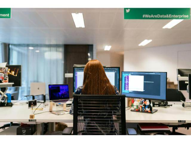Utilizatoare lucrând pentru a seta protecția permanentă a site-ului prin software-ul BZ Safeguard.