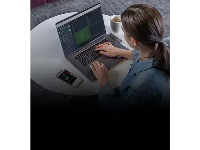 Operatoare utilizând software-ul AutoCAD pe un laptop pentru a proiecta și automatiza fluxuri de lucru digitale.