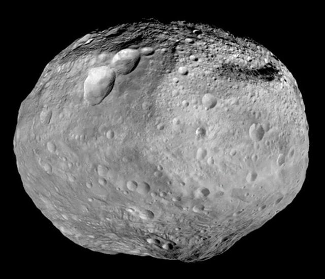 Asteroide Vesta e Cratera Rheasilvia - Créditos: NASA/JPL