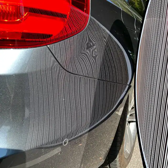 Schadensaufnahme für ein Kfz-Kurzgutachten an einem Auto