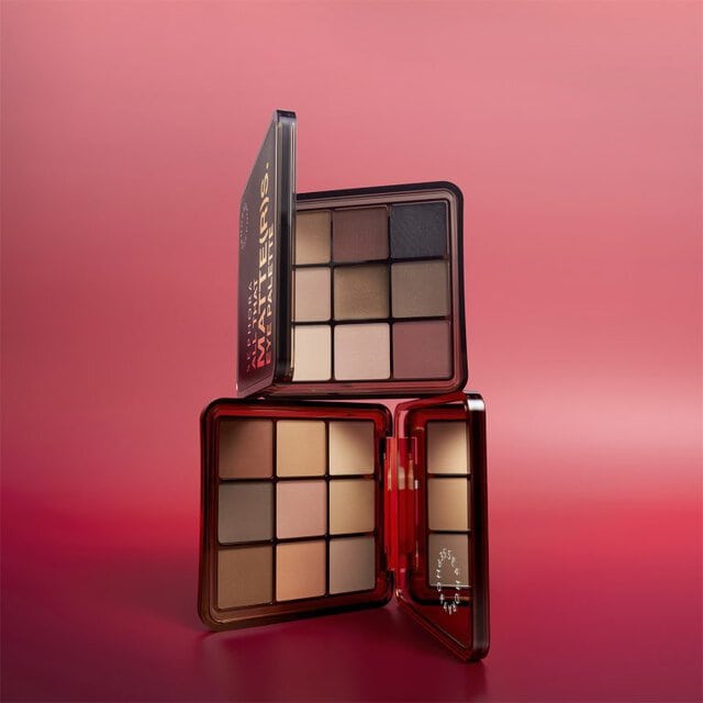 Hacimli Kirpikler Belirgin Bakışlar