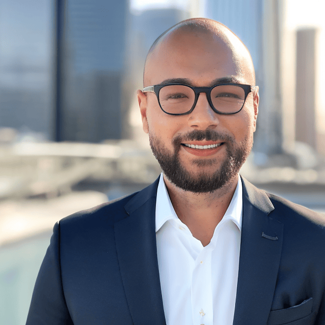 Porträt von António Braizinho, Gründer von Braizinho Consulting, im Business-Outfit vor moderner Stadtkulisse.
