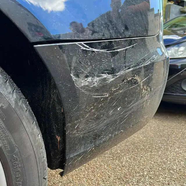 Schadensaufnahme an einem Auto für ein Unfallgutachten in Regensburg