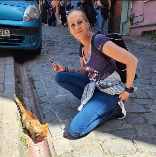 Ehrenamtliche Helferin von ATI Paw mit gerettetem Tier