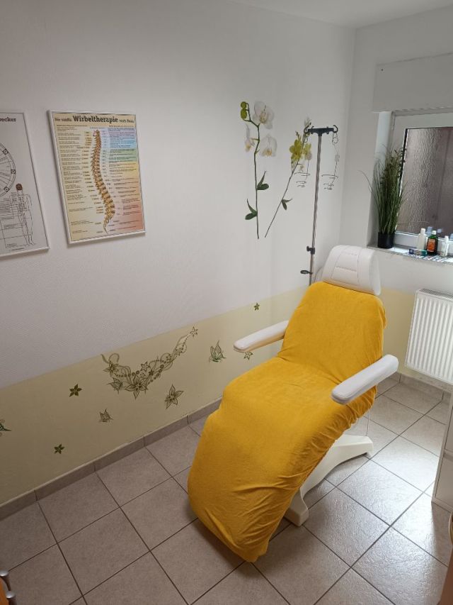 Massage- und Behandlungsstuhl; auch zum Schröpfen geeignet