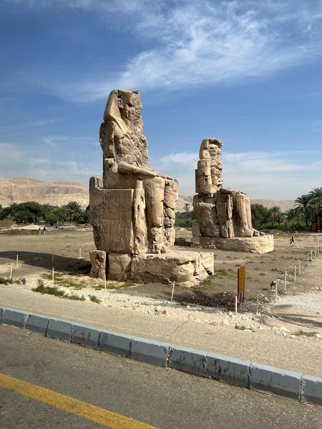 Privater Ausflug von Hurghada nach Luxor – Memnonkolosse in Luxor am Westufer des Nils bei Sonnenaufgang