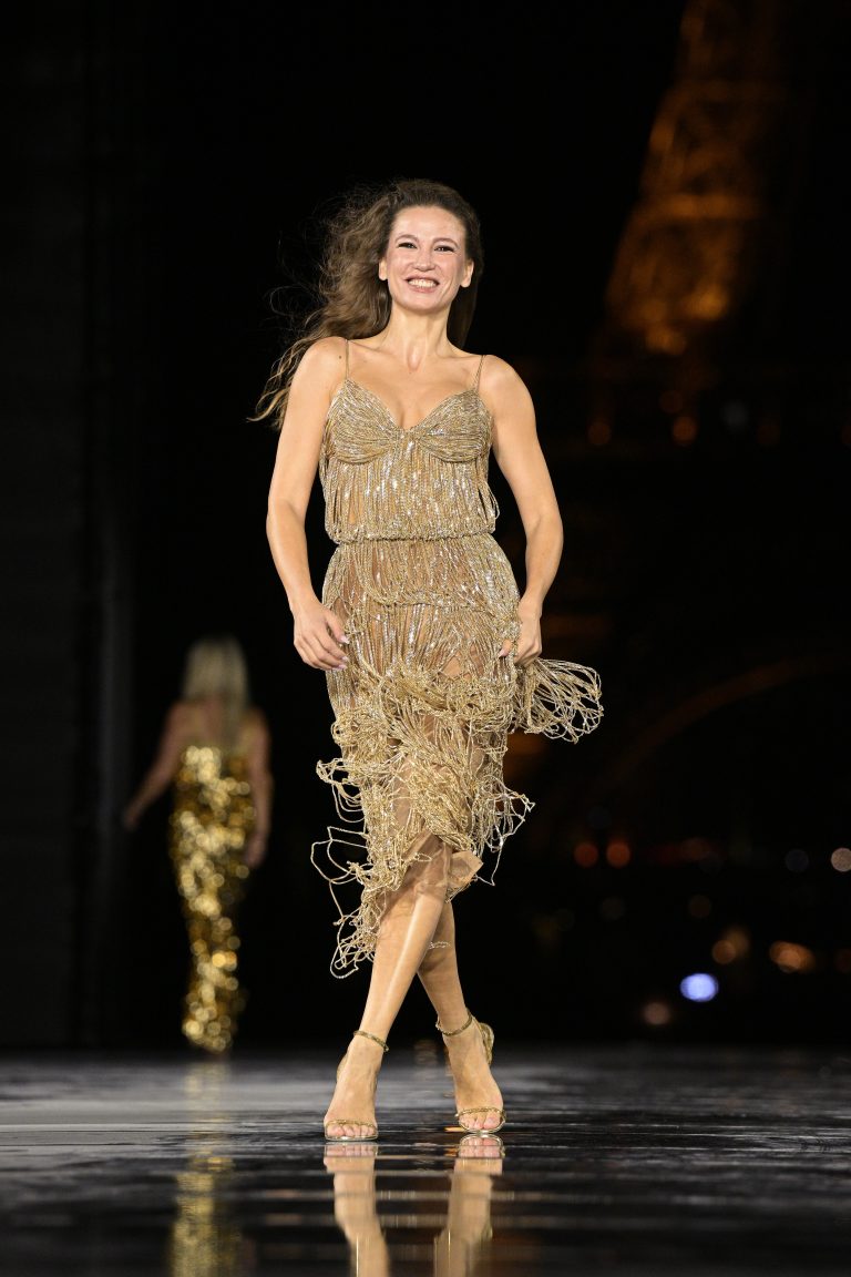 Serenay Sarıkaya Paris’i Büyüledi