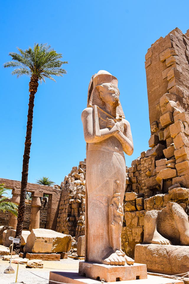 Großer Granitstatue von Ramses im Karnak-Tempel, während eines Marsa Alam Luxor Ausflug privat.