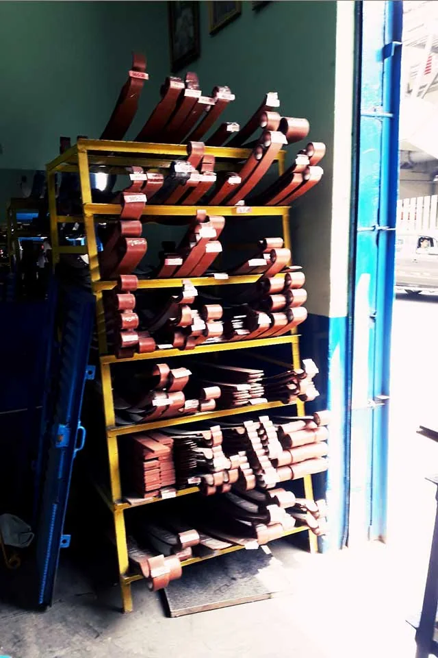 Estante con stock de muelles y hojas de suspensión en tienda de La Victoria Lima