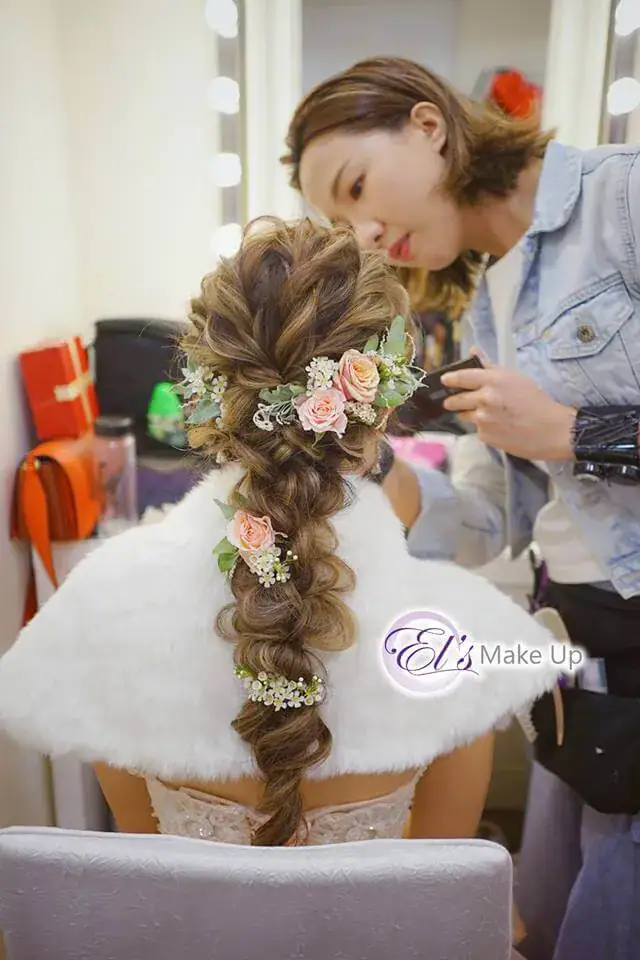 香港新娘化妝師 Elise Yip – 專業婚禮妝髮與教學經驗 14 年 18 Elise Yip在新娘耳邊輕聲交流,兩人都笑得十分開心。