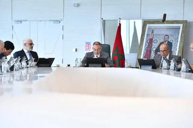 alt=Réunion de la FRMF présidée par Fouzi Lekjaa pour adopter de nouvelles réformes du football marocain.