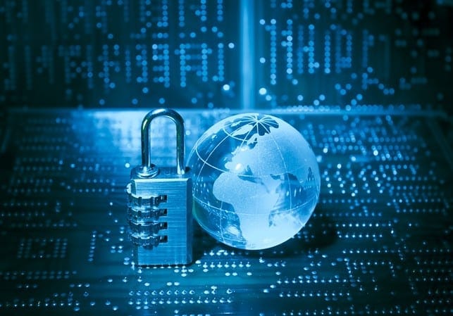 Digitales Globus-Symbol mit Vorhängeschloss, symbolisiert Cybersicherheit und Datenschutz.