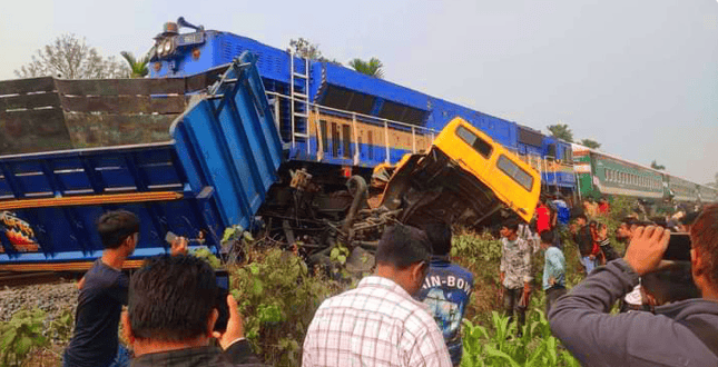 ঠাকুরগাঁওয়ে ট্রেন-ট্রাকের মুখোমুখি সংঘর্ষ