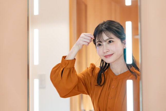 鏡を見る女性