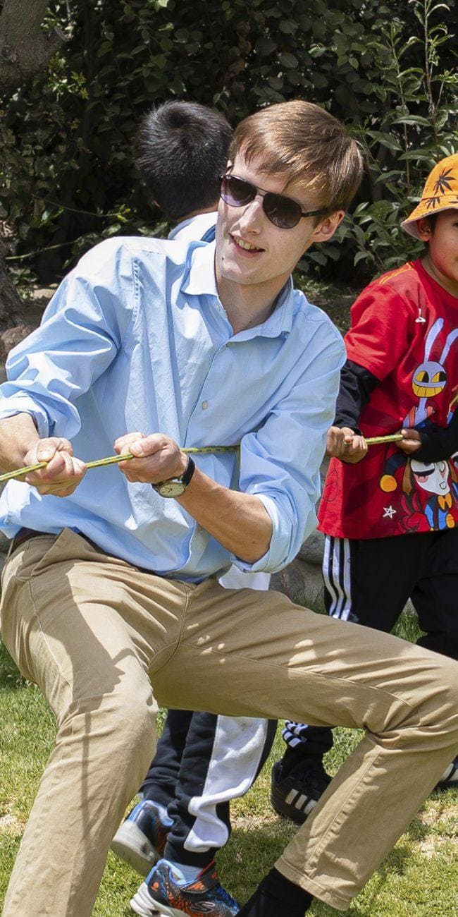 imagen de niños y un teacher jugando al aire libre in english