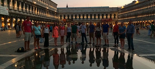 Explore magical cities like Venice in the evening hours thanks to ACIS' centrally located hotels