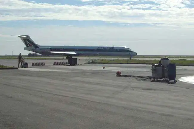 Pavimentazione esterna aeroportuale in calcestruzzo realizzata con metodo Laser Screed Prima Pavimenti — superficie a planarità certificata UNI 11146 resistente ai carichi degli aeromobili, ai cicli gelo-disgelo e agli agenti atmosferici per piazzali, taxiway e aree operative